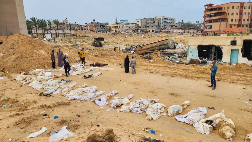 ¿Qué se sabe de los entierros masivos en dos hospitales de Gaza?
