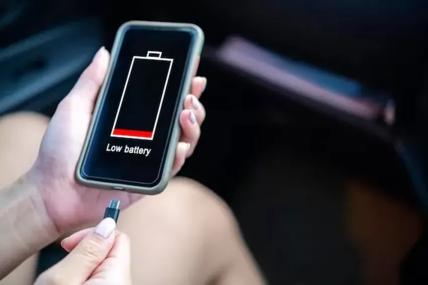 Cargar el celular en el carro daña su batería: verdad o mentira