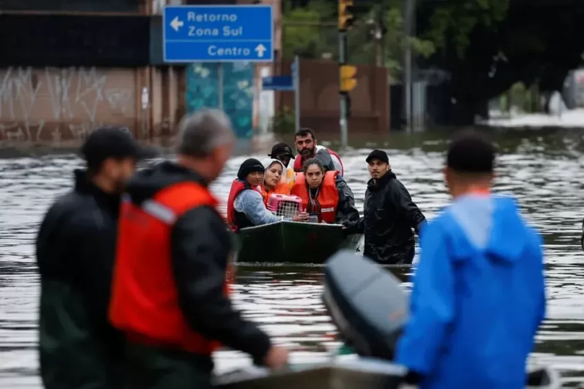 Más de 80.000 personas fueron rescatadas de sus casas tras las inundaciones en el sur de Brasil
