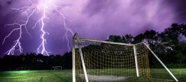 Caída de rayo en pleno entrenamiento de fútbol deja un muerto y dos heridos en Francia