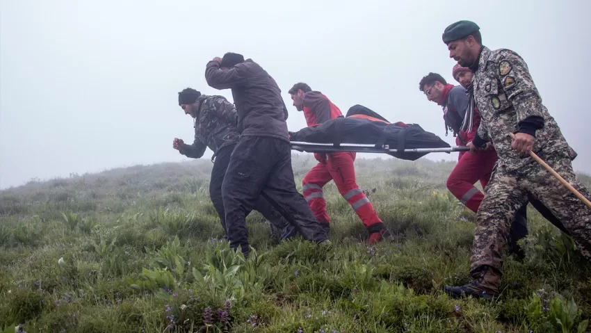 El momento del hallazgo de los cuerpos de Raisi y sus acompañantes