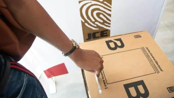 En España dominicanos acuden a ejercer su derecho al voto