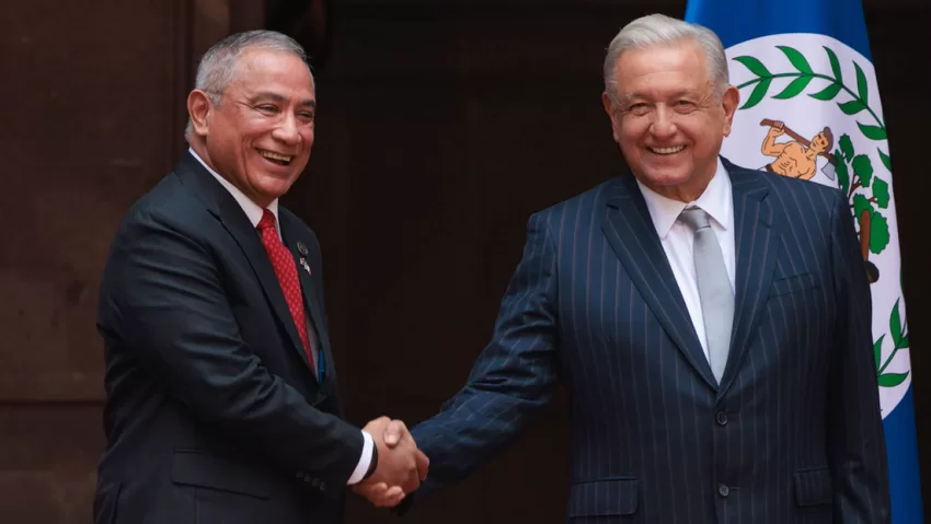 Apagones en México El acuerdo se da a pocos días de los apagones masivos que se registraron en varias regiones de México, una situación que causó alarma, aunque el propio López Obrador dijo que la situación se produjo por la intensa ola de calor que enfrenta el país y no debido a una crisis energética, como lo han difundido medios que el presidente tilda de sensacionalistas. Al respecto, López Obrador detalló que aún con la "situación especial" generada por el calor en México, el acuerdo con Belice se va a cumplir, para ayudar a "que no les falte la energía eléctrica". "Somos vecinos y tenemos que ayudarnos mutuamente", sentenció. El mandatario reiteró que la industria eléctrica mexicana "está en buen estado" y prueba de ello es que durante la jornada del lunes hubo "mucho consumo" de energía y "afortunadamente" no se tuvo que suspender el servicio eléctrico. "Ahí vamos avanzando", afirmó.