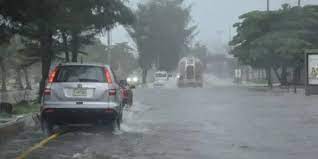 Onda tropical y vaguada dejarán fuertes aguaceros esta semana