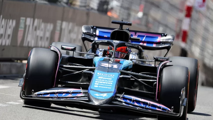 Piloto de F1 choca con su compañero en imprudente maniobra y pone en riesgo su puesto