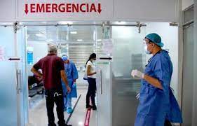 Sancionarían a médicos y clínicas por negar atención a pacientes sin seguro en emergencias