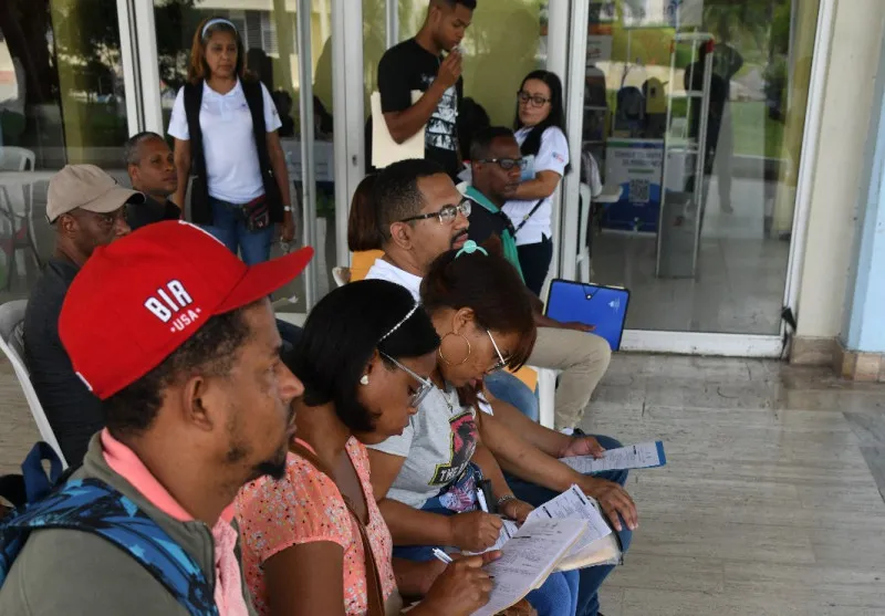 Jóvenes asisten a feria con la esperanza de conseguir un trabajo: “Sé que me van a llamar”