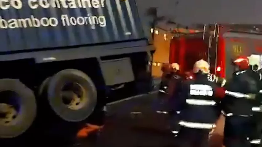 Un camión pierde el control y pende en una importante vía de Buenos Aires