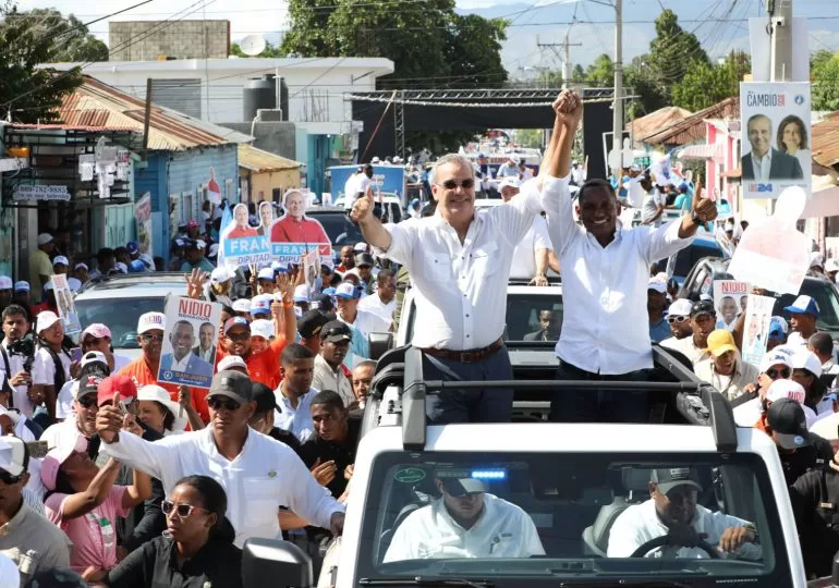 Luis Abinader encabeza multitudinaria marcha caravana en San Juan