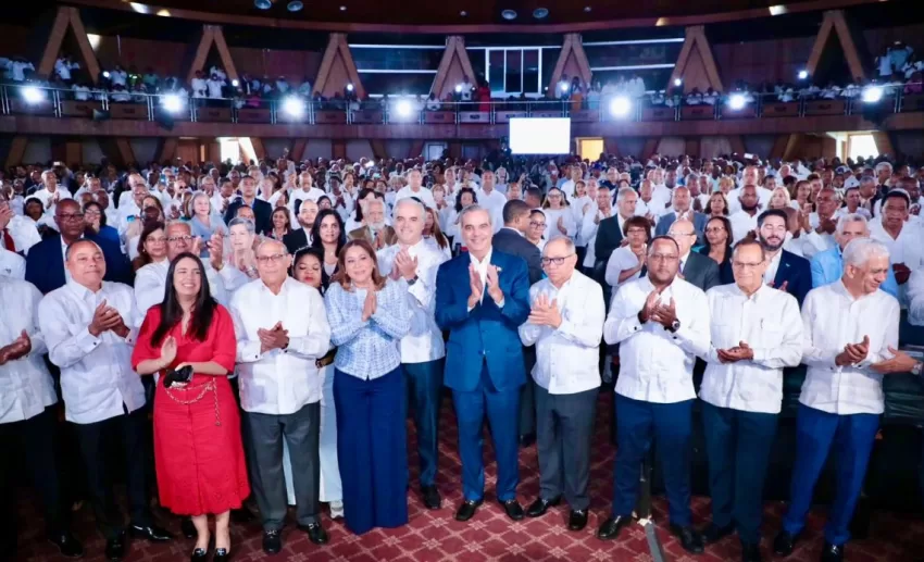 Luis Abinader firma pacto con centrales sindicales beneficia a los trabajadores dominicanos