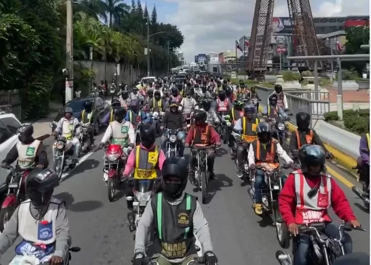 Fenamoto realiza marcha en la 27 de Febrero en apoyo al gobierno de Abinader