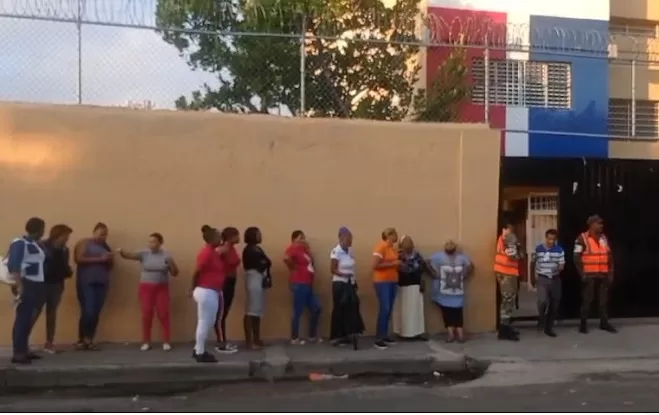 Tímida presencia de votantes en diferentes recintos electorales