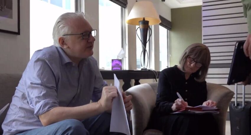 Assange sale de prisión en Reino Unido y vuela a Australia