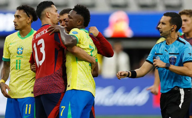 Vinicius y todo Brasil estallaron de bronca por estas jugadas contra Costa Rica
