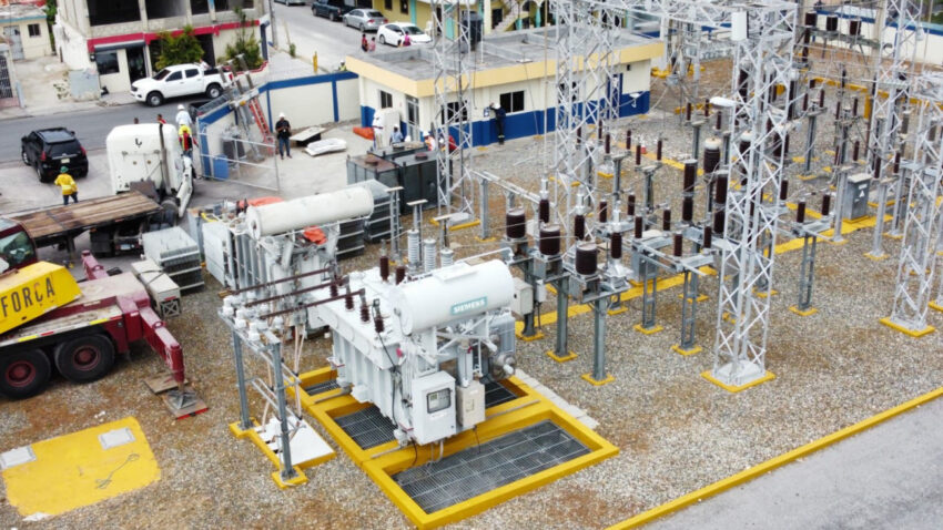 Edeeste trabaja en instalación de potente transformador para eliminar interrupciones por sobrecarga en La Romana