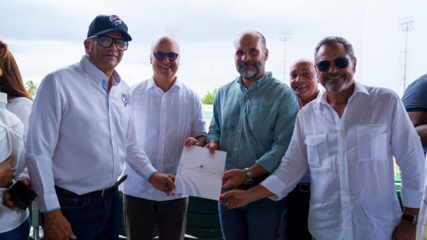 Gobierno entrega RD 84 millones como primera partida para remodelar el Estadio Tetelo Vargas