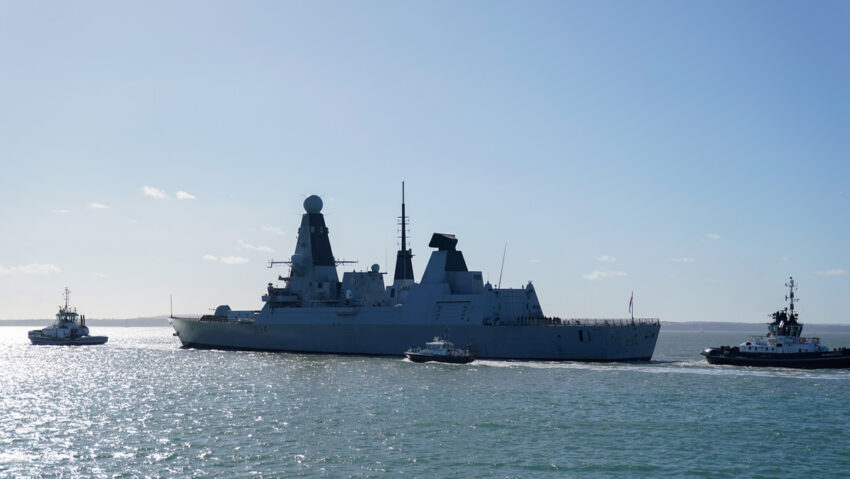 Hutíes atacan un destructor británico con misiles balísticos