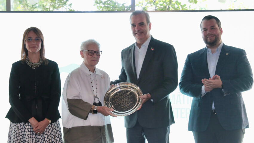 Presidente Abinader asiste a la entrega del Premio "El Cambio Climático no conoce Fronteras 2024" In Memoriam Orlando Jorge Mera