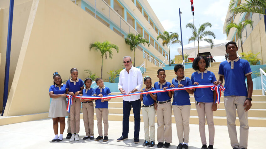 Presidente Abinader inaugura escuelas y apartamentos en la provincia Santo Domingo