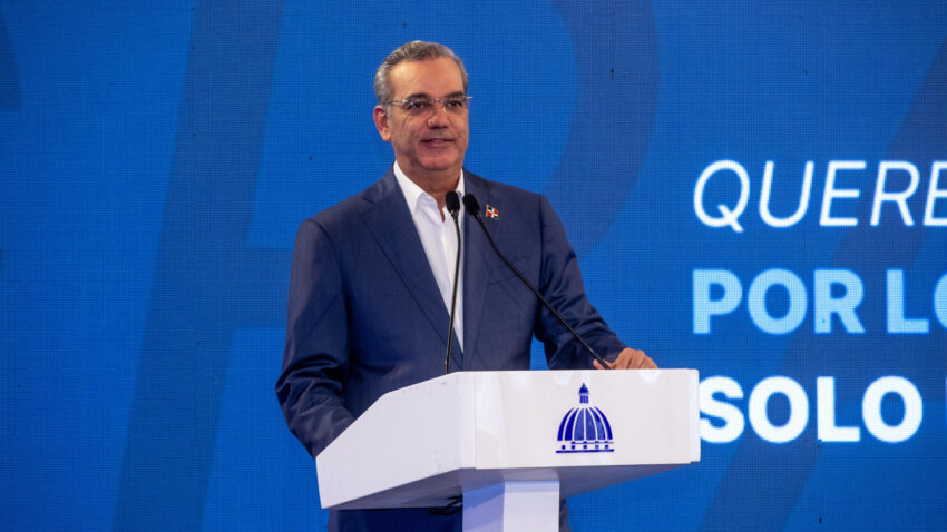 Presidente Abinader presenta el ahorro que representa para las familias el Sistema Nacional de Transporte Estudiantil