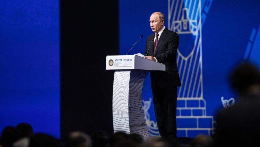 Putin interviene en la sesión plenaria del Foro Económico Internacional de San Petersburgo