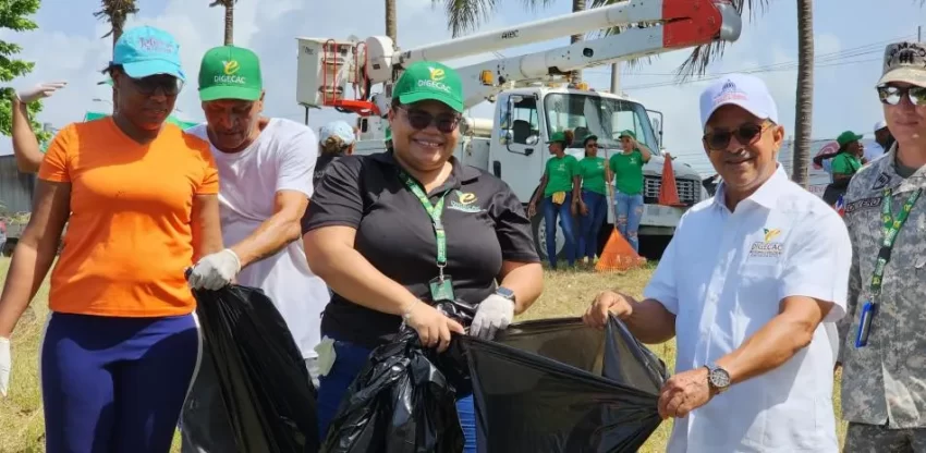 Operativo de limpieza en la autopista Las Américas