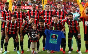 Se fue mal de Alajuelense, salió campeón en Europa y ahora tomó una extraña decisión