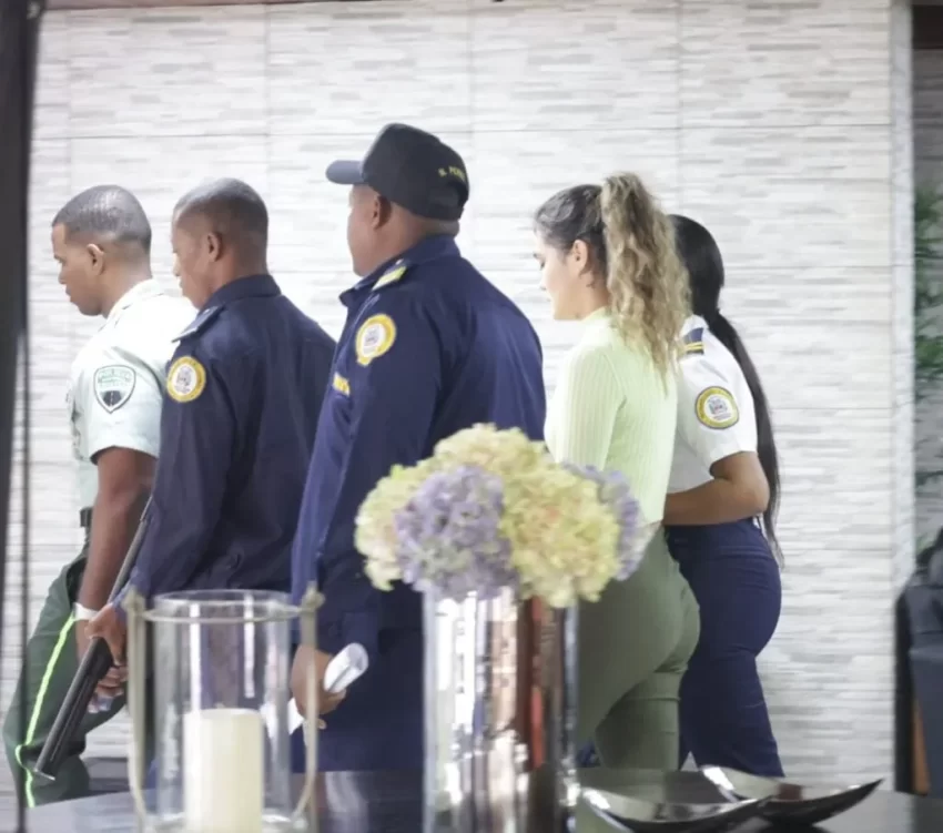 Llegada a la Casa del Conductor de venezolana acusada de atropellar a Julio César de la Rosa