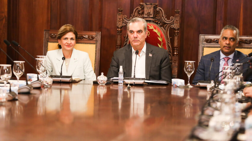 Presidente Abinader encabeza Consejo de Ministros y Directores para evaluar resultados en sectores como la economía, el empleo y la salud; analizan consecuencias de fenómenos atmosféricos que han estado afectando al país