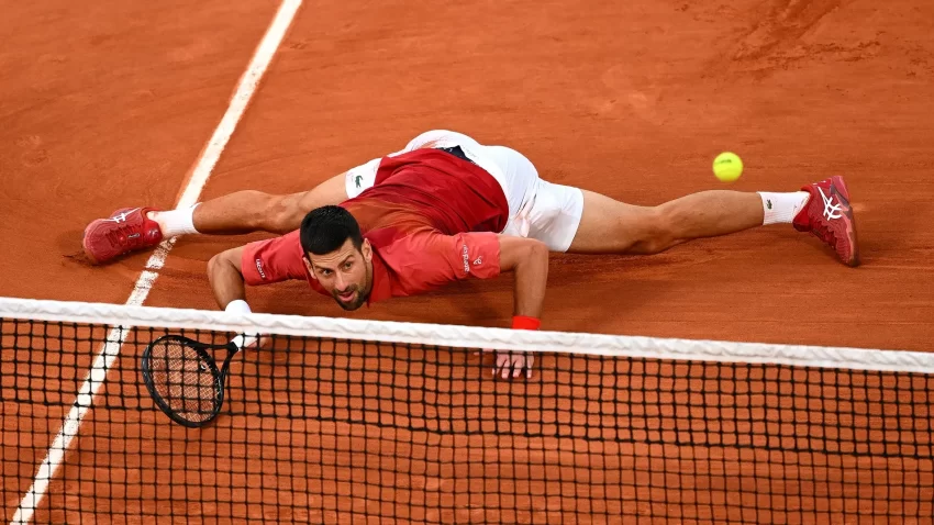 Tenis: Novak Djokovic se retiró de Roland Garros por lesión, luego de un gran desgaste