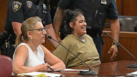 Acusada de asesinato brutal se ríe durante una vista judicial