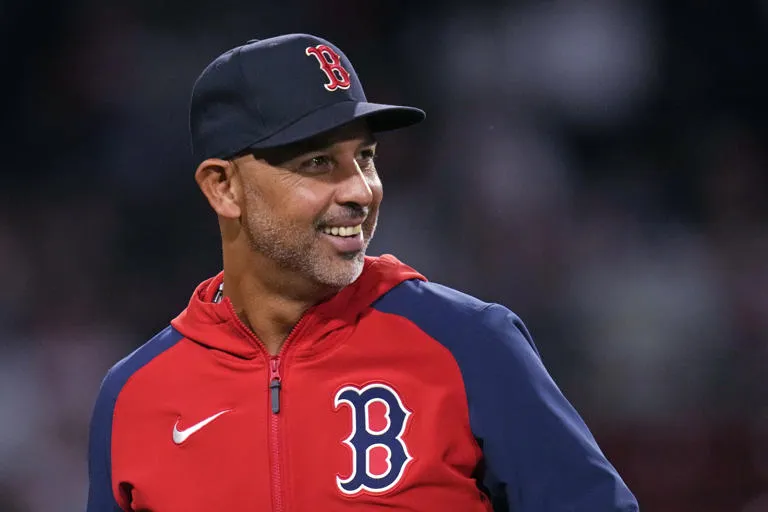 La millonaria extensión de Alex Cora con los Boston Red Sox