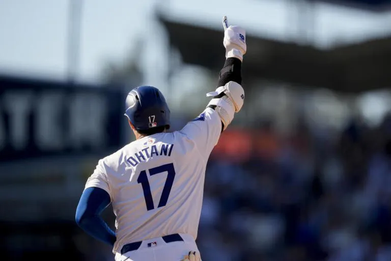Jonrón de Ohtani de 473 pies lidera labor de seis vuelacercas de Dodgers que vencen a Medias Rojas