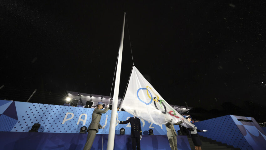 Izan la bandera olímpica al revés en ceremonia de inauguración de los JJ.OO. en París