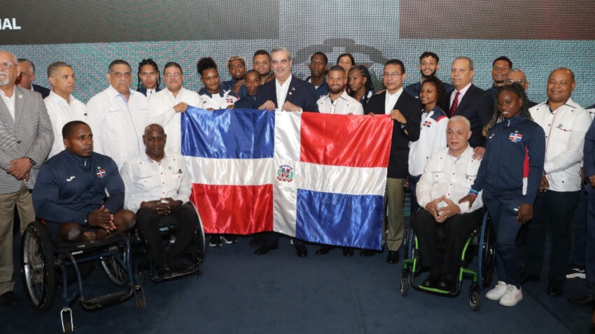 Presidente Abinader entrega la bandera nacional y despide una representación de 57 atletas dominicanos rumbo a las Olimpiadas de París 2024