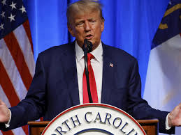 Trump alcanzado por un disparo durante un evento de campaña