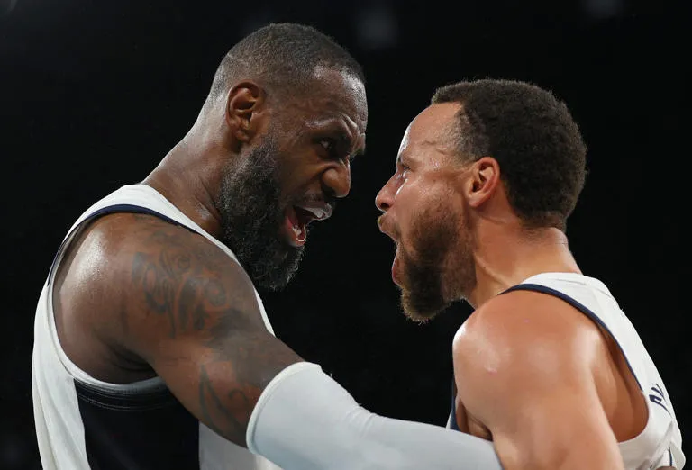 El simple lenguaje gestual de LeBron James en las dos primeras jugadas tras el descanso fue una declaración de intenciones sobre lo que pretendía Estados Unidos: intimidar. Jrue Holiday se puso con todo sobre Bogdanovic y pareció poner las cosas en orden, otra vez con Curry al mando. Pero Serbia se mantuvo estable en su proyecto de conseguir algo histórico y se escapó hasta el punto de estar cerca de algo muy grande (61-76). A Estados Unidos sólo le quedaba morder atrás y empezar a meter. Lo hizo. Dos triples de Durant y Booker en la misma acción dejaron el partido en un apretado 73-78 con siete minutos por jugar y Jokic instalado en las cuatro personales. Problemas para Serbia, que tiró también de un Bogdanovic soberbio, para mantener a salvo una distancia de seguridad. Estados Unidos sacó, finalmente, los tanques a pasear. Embiid ayudó durante un buen rato, aprovechando la amenaza de la eliminación que limitó a Jokic. LeBron entró como un búfalo en la zona serbia, la dejó con la izquierda y empató el partido (84-84) a 3:39 del final. Una cascada de canastas imparables de los yankees llevaron el partido al 91-86. Una canasta de Kevin Durant y dos tiros libres de Curry terminaron por aliviar el trago de un equipo que, por una vez, pareció humano.