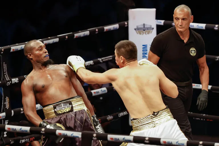 Los cubanos La Cruz y López logran los títulos del mundo pesado y semipesado en La Habana