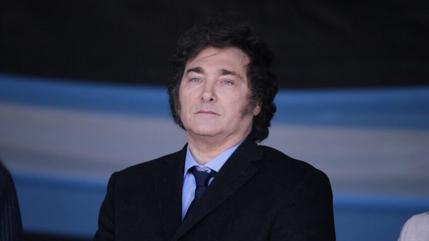 Milei se muestra en público y besa a su nueva pareja durante una obra de teatro