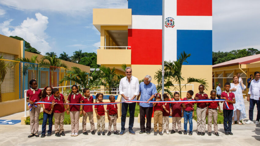 Presidente Abinader inaugura escuela básica y multiusos, en La Vega; también visitó Expo-Vega Real 2024 y Laboratorio Biovega