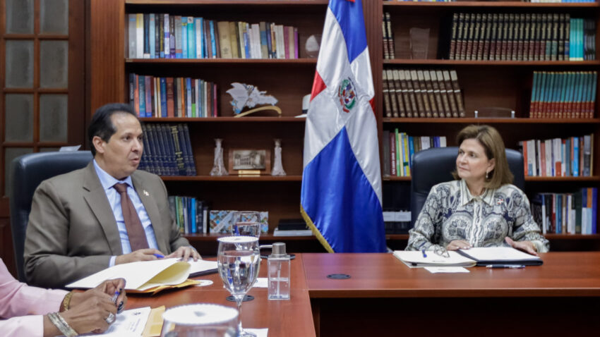 Vicepresidenta y ministro de Salud se reúnen con gremios para buscar soluciones a demandas del sector