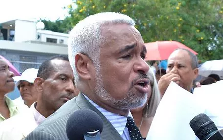 Camacho advierte es ilegal otorgar 500 dólares a estudiantes para inscribirse en colegios privados