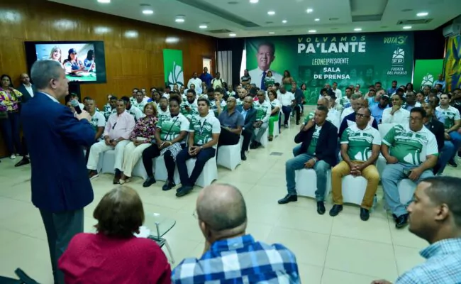 Leonel aborda retos y desafíos de FP; sostuvo reunión con coordinadores de redes sociales de la organización