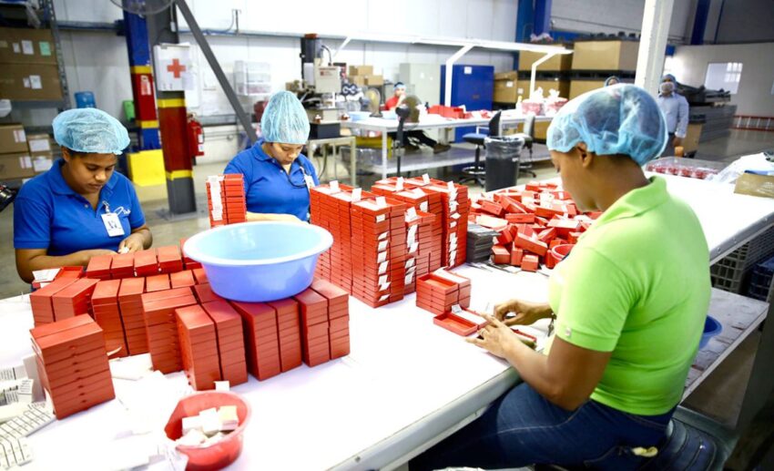 Mujeres constituyen el 51.6% del aumento neto de la ocupación laboral en RD