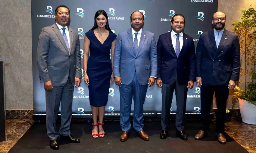 Banreservas ofrece coctela a sus clientes