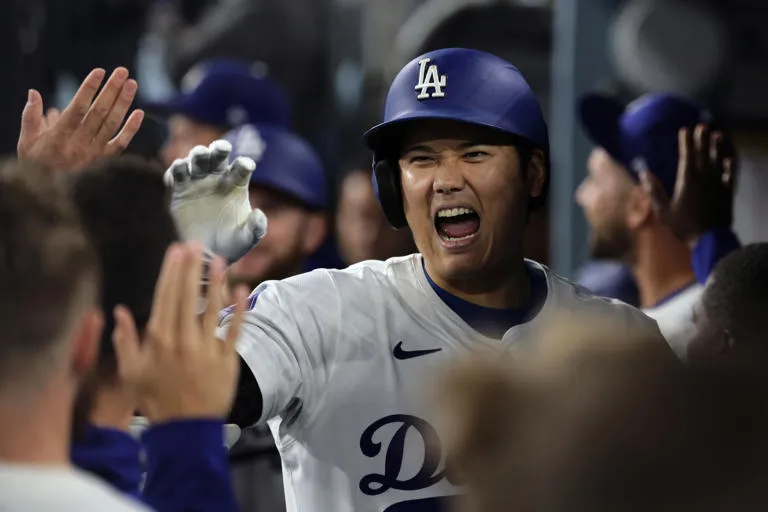 Shohei Ohtani alimenta su leyenda y pone el registro en 52-52