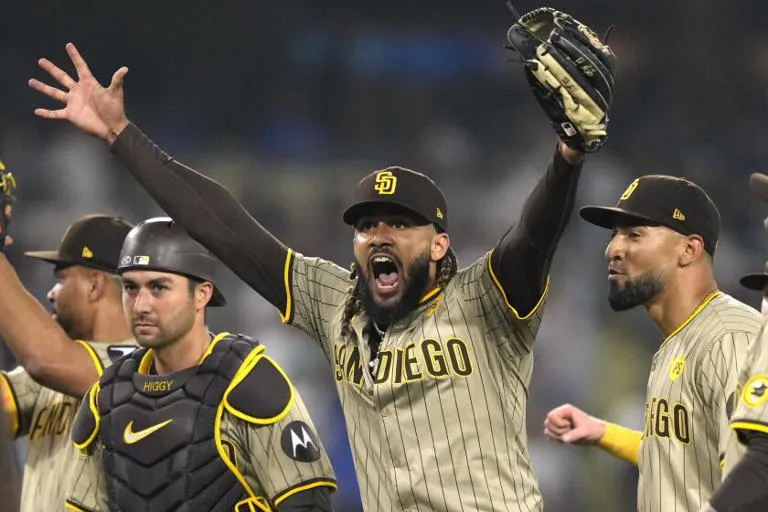 Con triple play, Padres aseguran boleto de playoffs al vencer a Dodgers