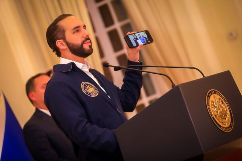 Denuncian que Bukele usa un ejército digital y troles en su arremetida contra críticos