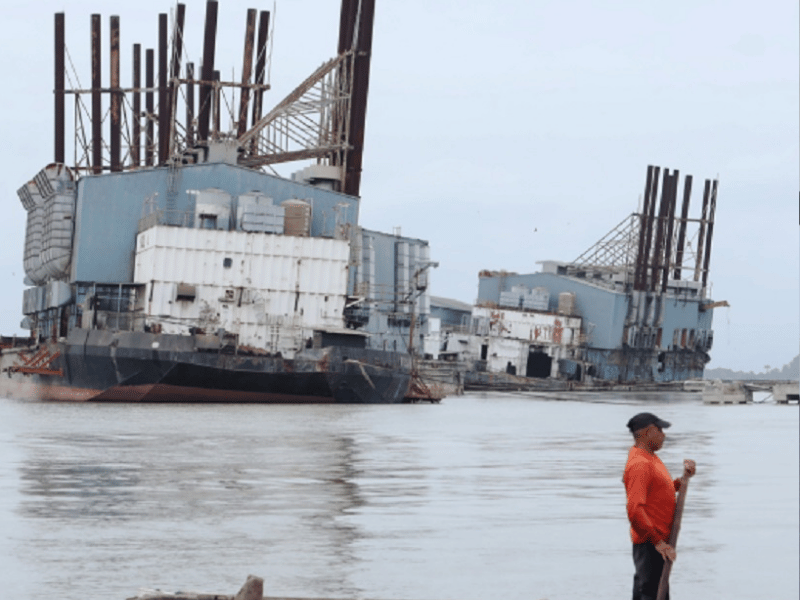 Ecuador anuncia la contratación de otra barcaza para enfrentar crisis energética