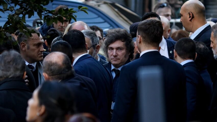 M"A pesar de tanto llenarse la boca hablando de política industrial terminaron perjudicando directamente a gran parte de la propia industria", añadió el presidente. Asimismo, el jefe del Ejecutivo aseguró que su gestión vino a "destruir al monstruo mitológico de varias cabezas" llamado Estado, al que calificó como "un Leviatán empoderado". La industria en caída libre Desde que Milei asumió el Gobierno nacional en Argentina, la actividad industrial mostró un declive permanente. En junio, el índice de producción industrial manufacturero (IPI) sufrió una caída de 20,1 % respecto a igual mes de 2023, según las estadísticas del Instituto Nacional de Estadística y Censos (Indec). De acuerdo a un informe de la Asociación de Empresarios y Empresarias Nacionales (ENAC) del país suramericano publicado en julio, unas 10.000 pequeñas y medianas empresas (pymes) han cerrado sus puertas desde que el economista ultraliberal tomó el mando de la Casa Rosada. ilei ante empresarios: "Vinimos a achicar el Estado para agrandarles el bolsillo a ustedes"